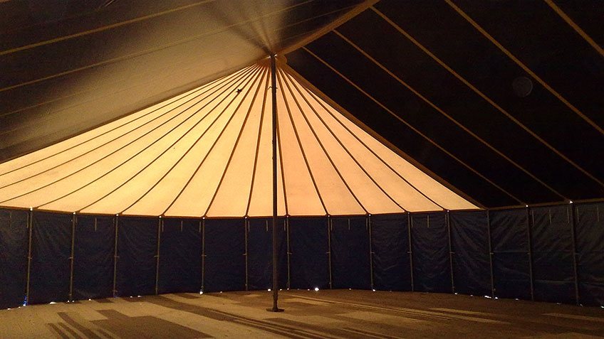Circus tent binnen