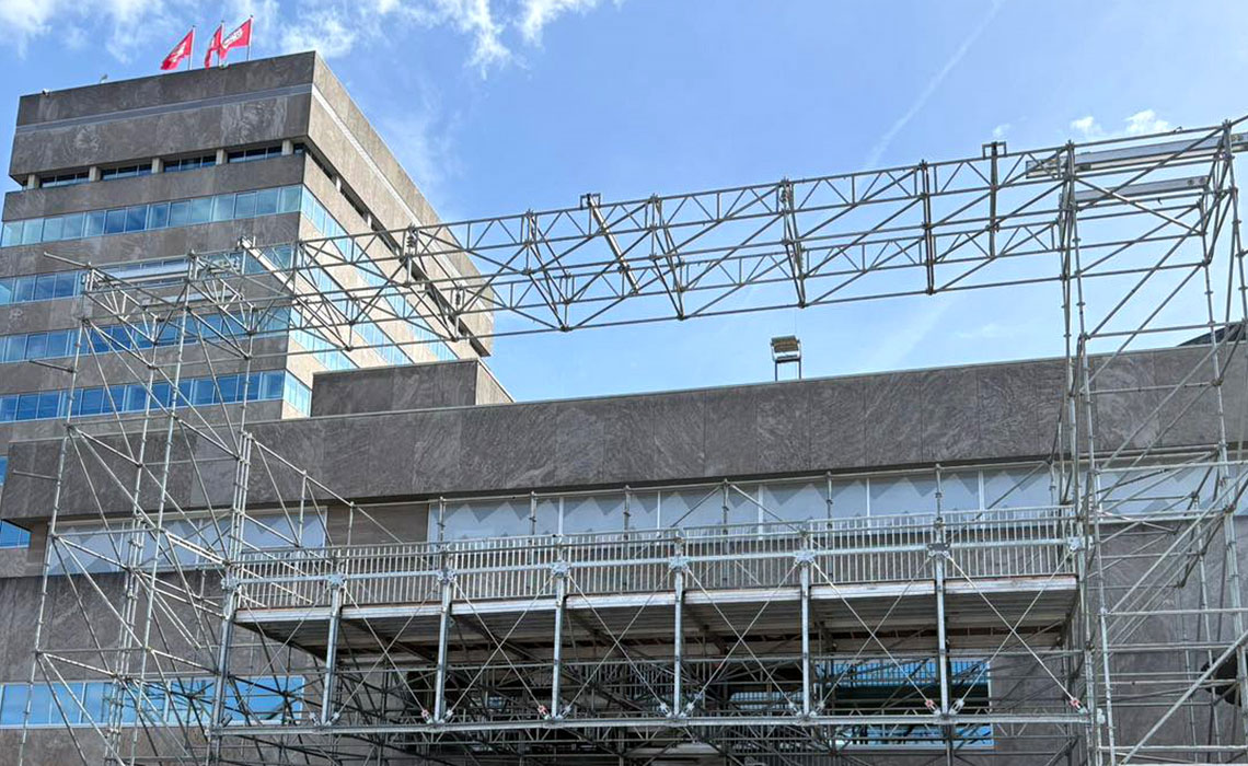 Opbouw van het huldigingspodium voor PSV op het Stadhuisplein in Eindhoven door Van Ham Tenten & Podia