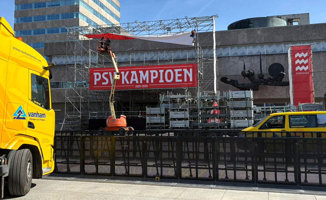 Team van Van Ham Tenten & Podia tijdens de bouw van het PSV huldigingspodium in Eindhoven