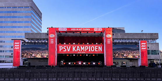 Razendsnel huldigingspodium gebouwd voor PSV