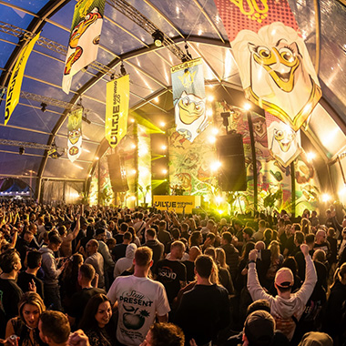 Opbouw van podia en VIP-decks voor grootschalig festival in Haaren