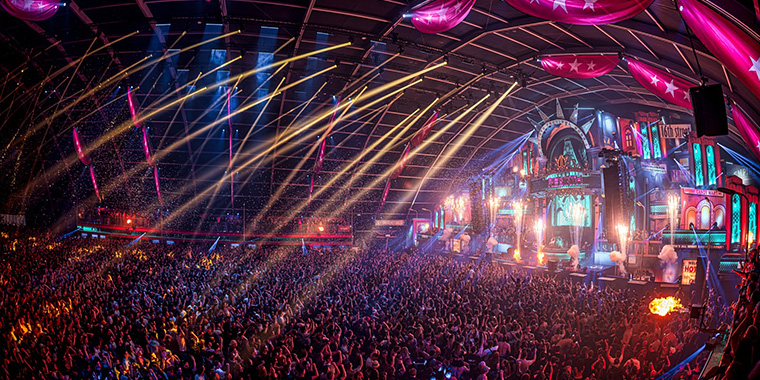 Imposante indoor mainstage van bijna 50 meter breed tijdens festivalopbouw