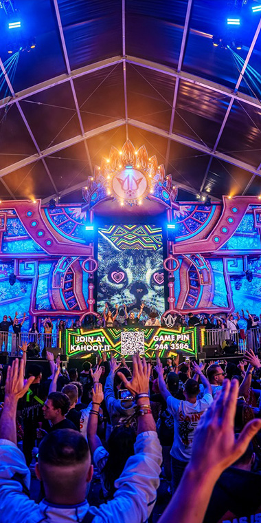 RESiST festivalpodium met unieke boiler room opstelling en bezoekers rondom de DJ