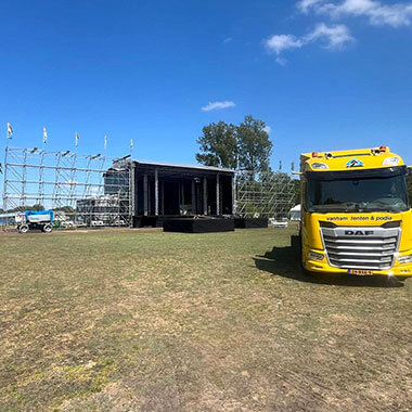 opbouw zomerspektakel event podium layher pa-torens