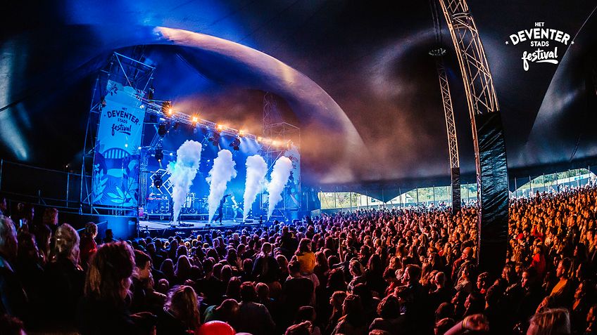 Stadsfestival met podium en publiek in de Kalahari festivaltent