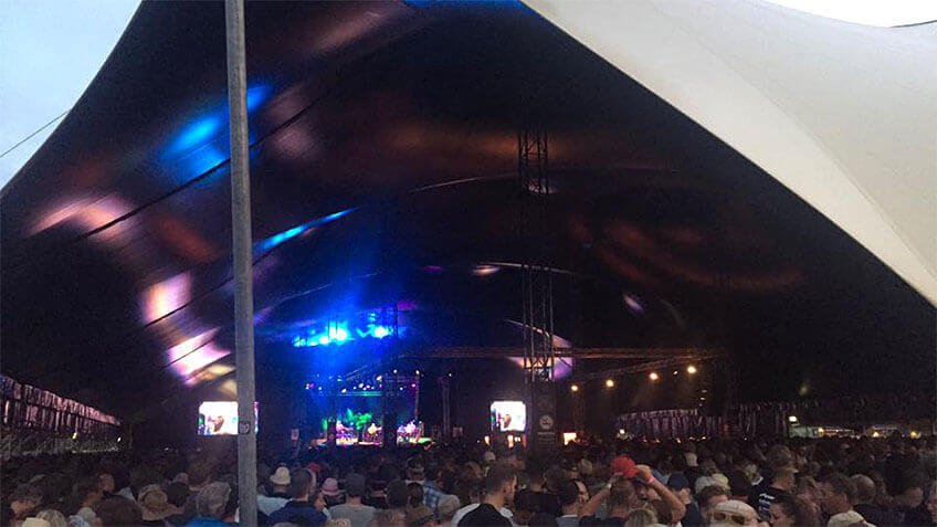 Binnen podium tent met open kop