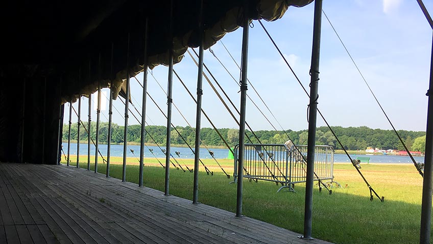 Ruime evenemententent open zijkant