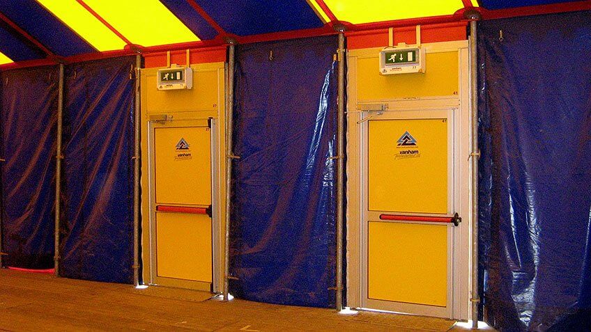 festivaltent met nooddeuren