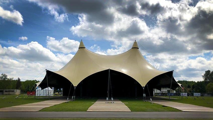 Grote evenemententent huren voor festival met duizenden bezoekers