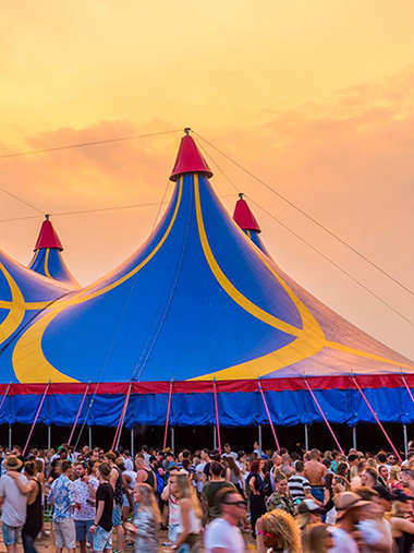 Professionele evenemententent huren met complete opstelling voor groot evenement