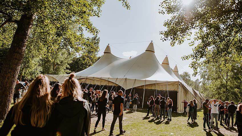Professionele feesttent voor bedrijfsfeest met podium en cateringruimte