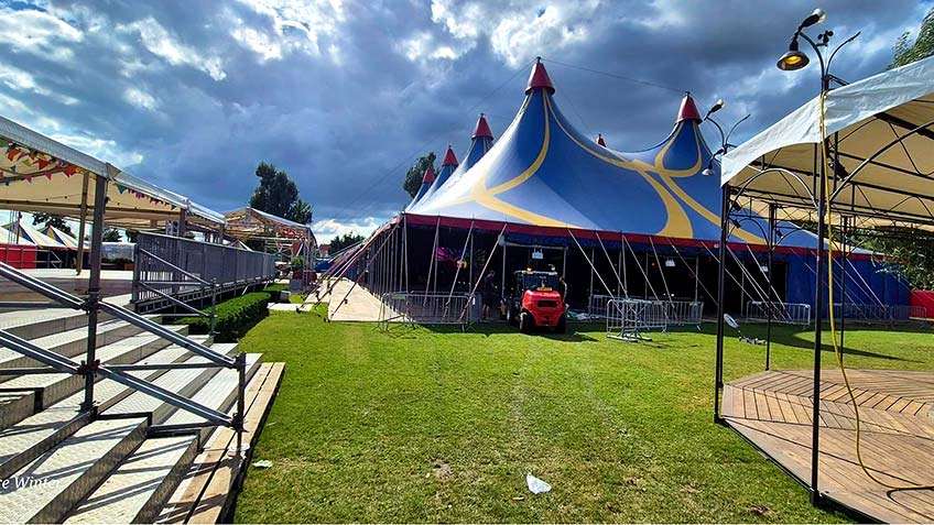 Grote feesttent voor sportevenement of toernooi met publiek en horeca