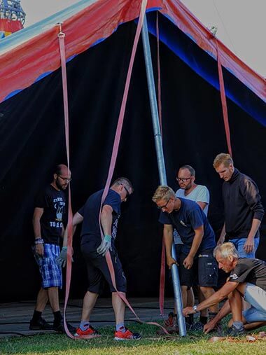 Professionele opbouw van festivaltent door ervaren team volgens veiligheidsnormen