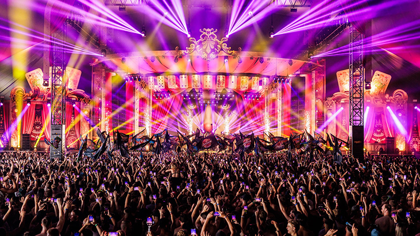 Professionele festivaltent met podium, licht en geluid installatie voor evenement