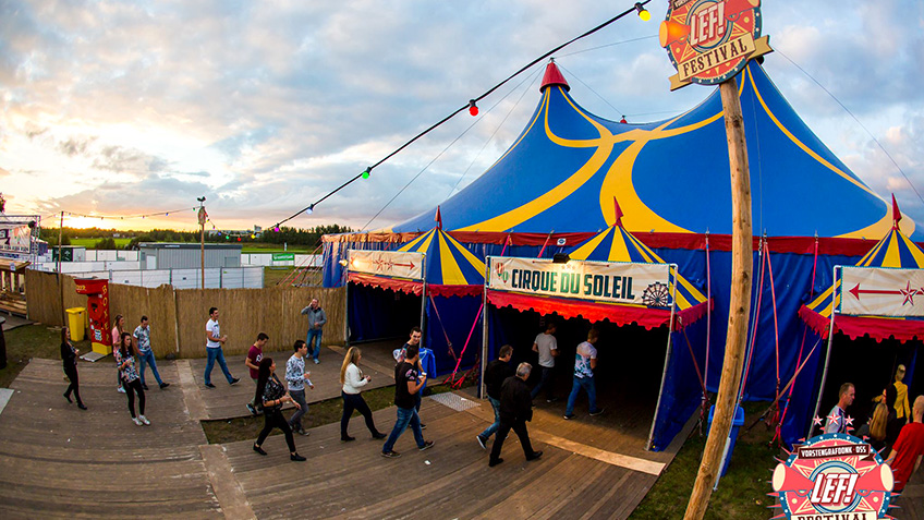Festivaltent met vlondervloer, podium en VIP deck voor professioneel festival