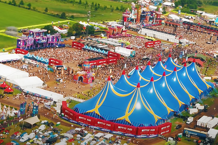 Evenement tent voor festival met duizenden bezoekers en grote capaciteit