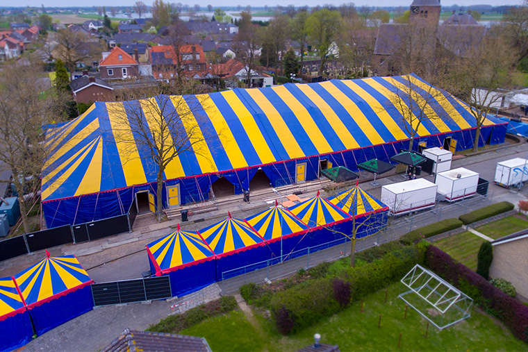 Grote evenemententent voor festival en bedrijfsevenement met veel bezoekers