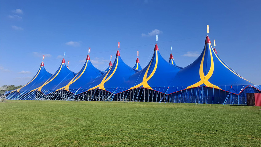 Grote festivaltent van 6500 m2 huren voor grootschalig evenement met duizenden bezoekers