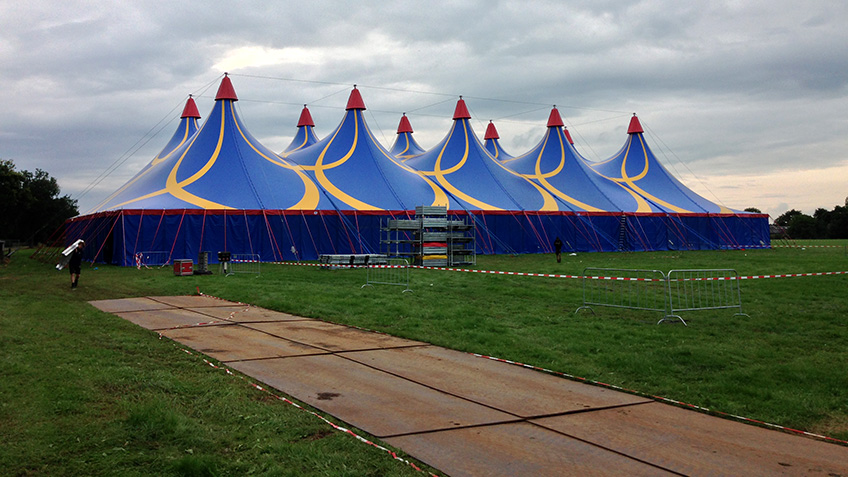 Professionele en veilige opbouw van evenemententent door ervaren team